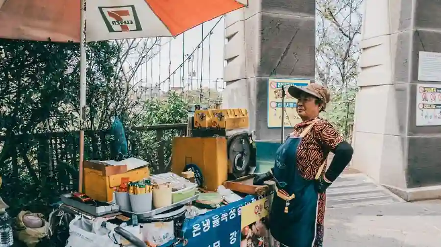 관광객들이 오가는 거리 상점가