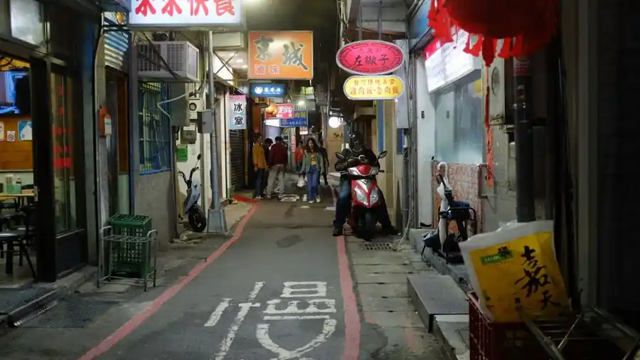 저녁 조명이 켜진 상가 거리